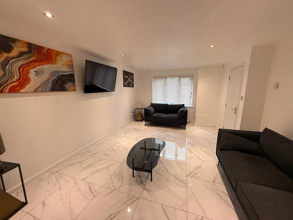 Property photo 1 of 15 Spacious Living Room