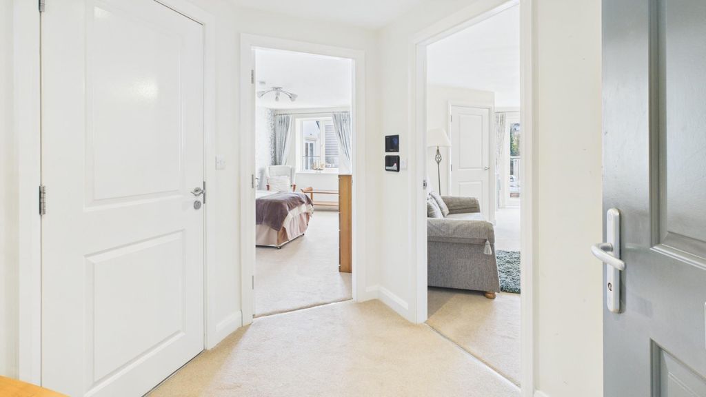 Property photo 2 of 11 Entrance Hall