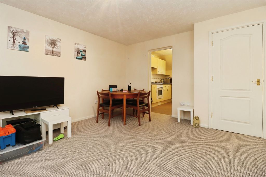 Additional image 7 of 2 bed flat for saleHigh Street, Rothwell, Kettering NN14