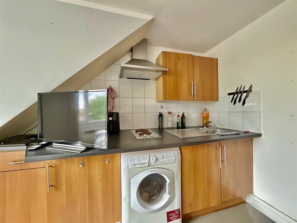 Property photo 2 of 6 Kitchen