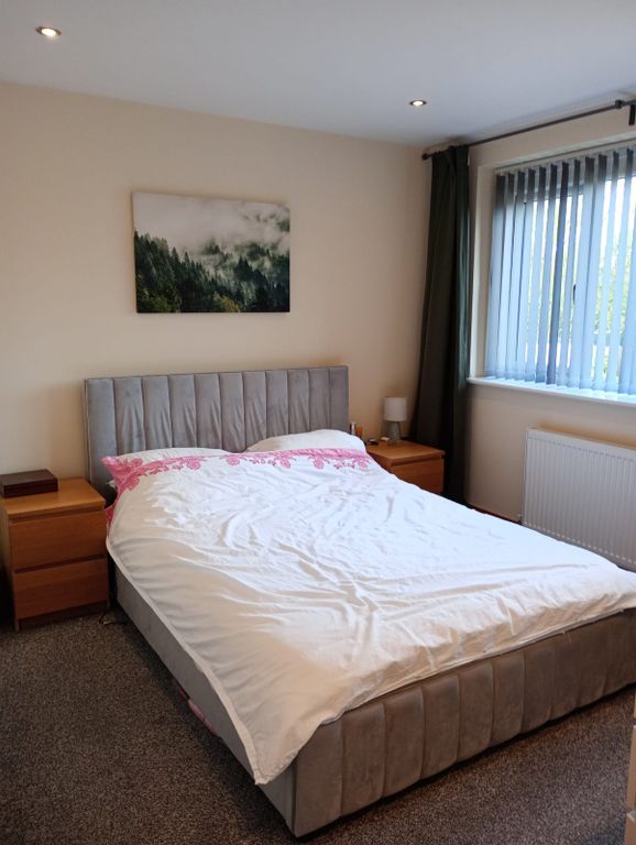 Property photo 3 of 12 A Cozy And Well-Kept Double Bedroom Featuring A Co...