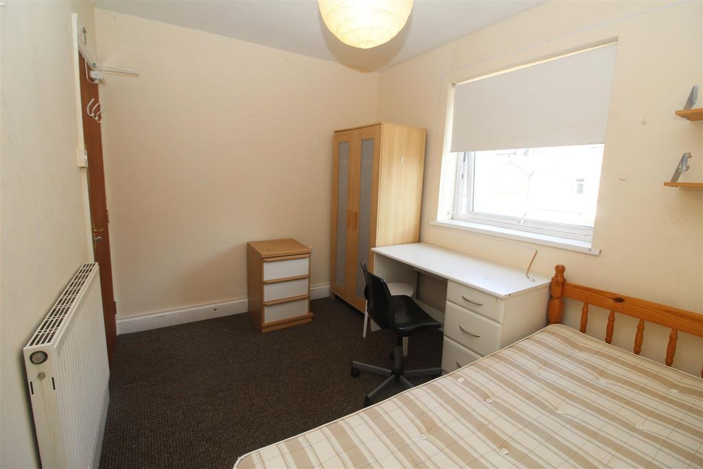 Property photo 2 of 15 22 Ruthin Gardens 2.Jpg