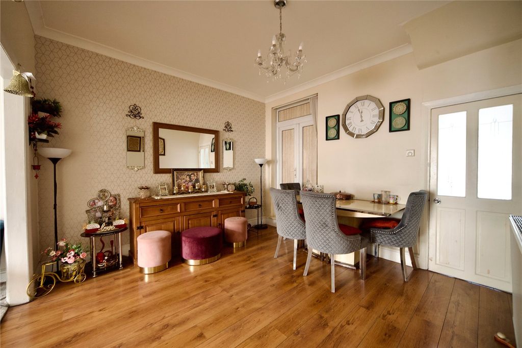 Property photo 3 of 16 Dining Area