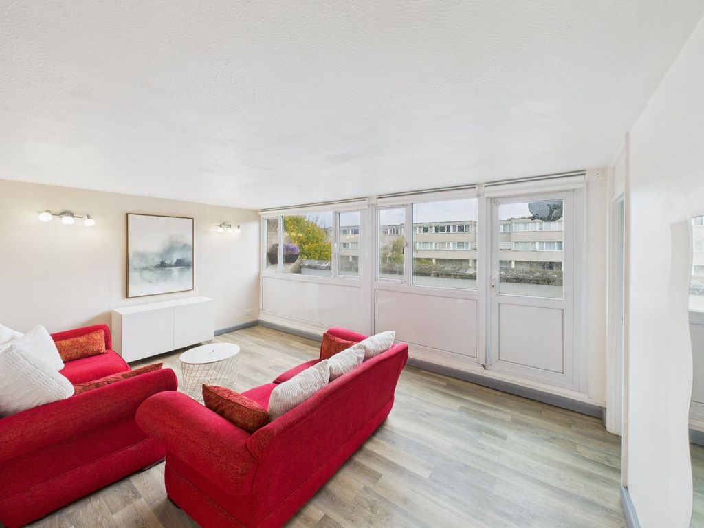 Property photo 1 of 11 Living Room