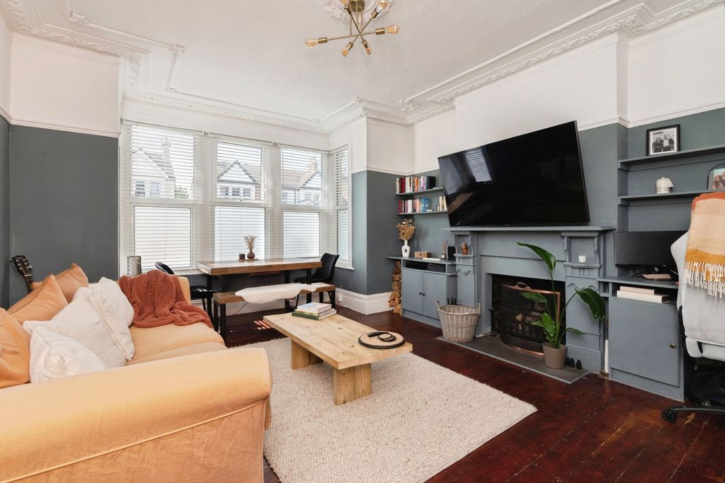 Property photo 3 of 17 Lounge