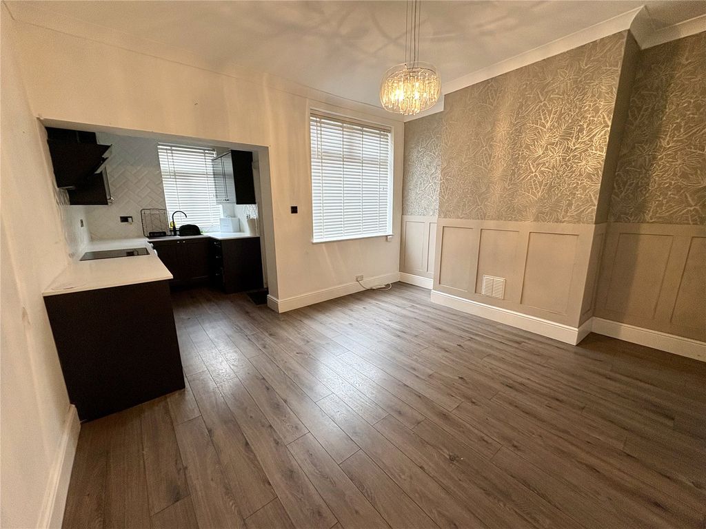 Property photo 3 of 10 Kicthen/ Dining