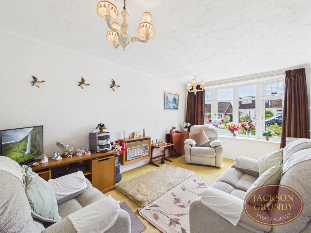 Property photo 3 of 8 16 Holmwood Close