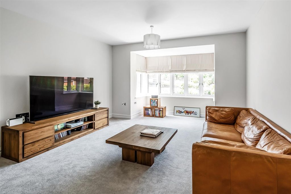 Property photo 3 of 17 6-Clarence-Mews-1.Jpg