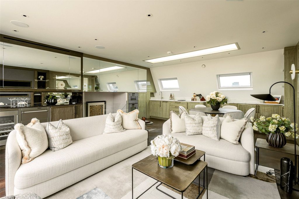 Property photo 3 of 21 Seating Area