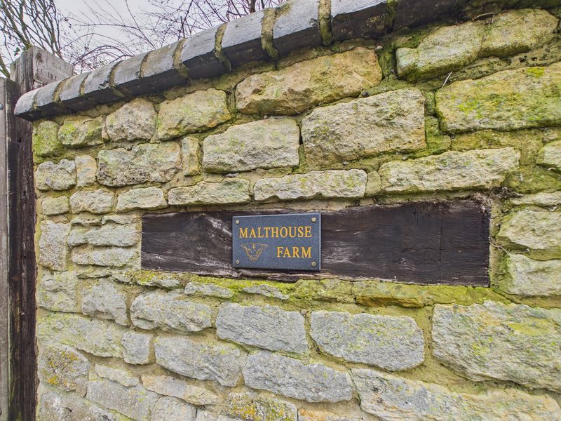 Property photo 3 of 25 Wall