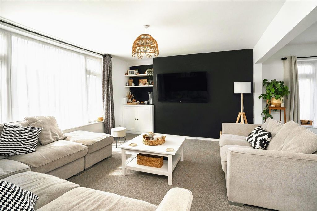 Property photo 2 of 15 Lounge