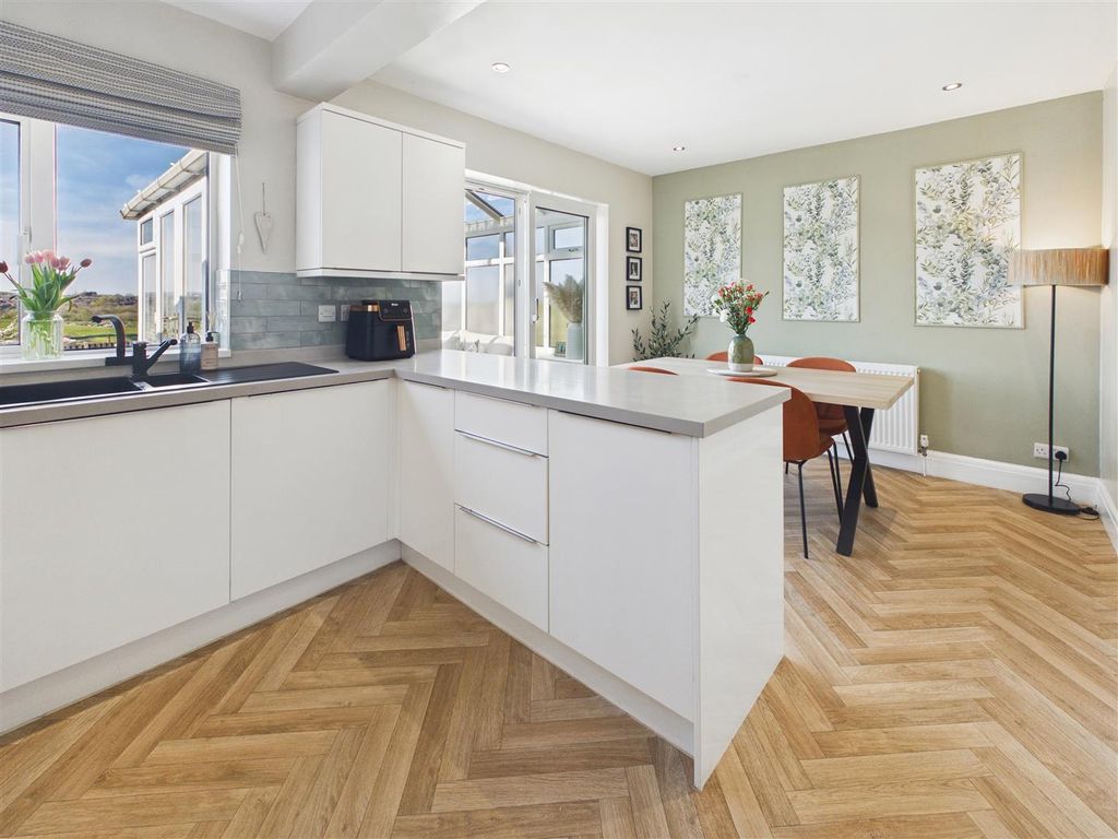 Property photo 3 of 34 Cam05476G0-Pr0164-Still006.Jpg