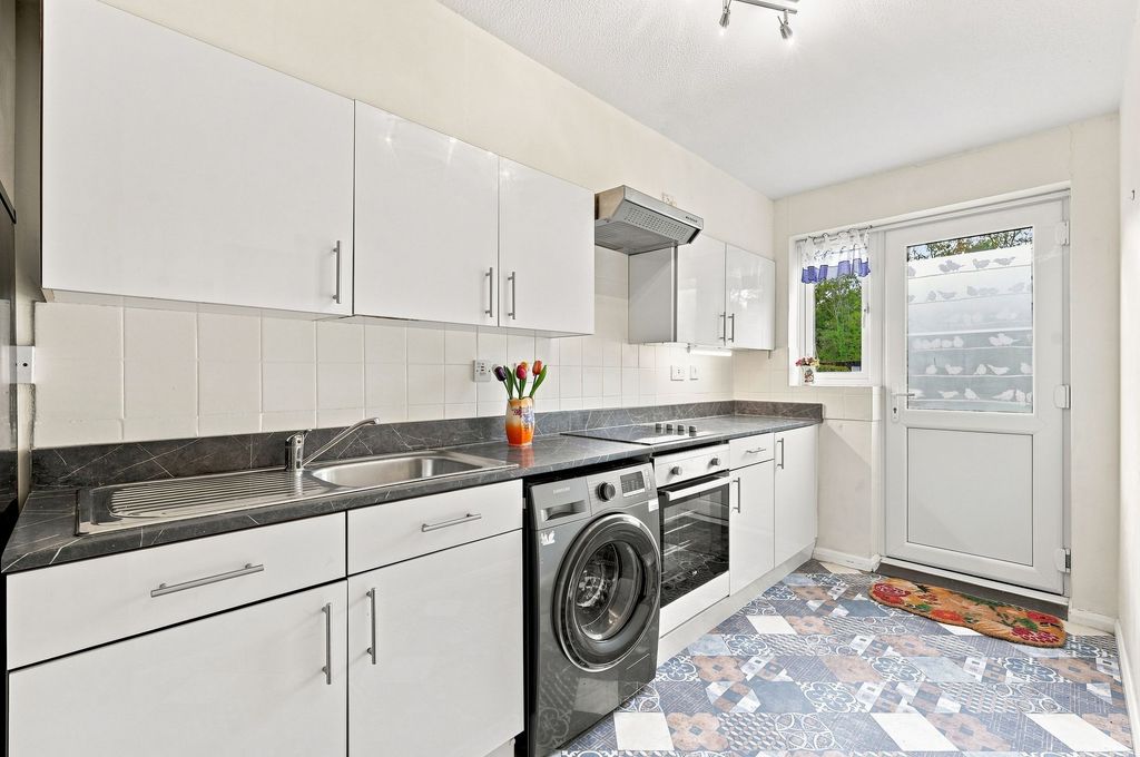 Property photo 3 of 10 Fitted Kitchen