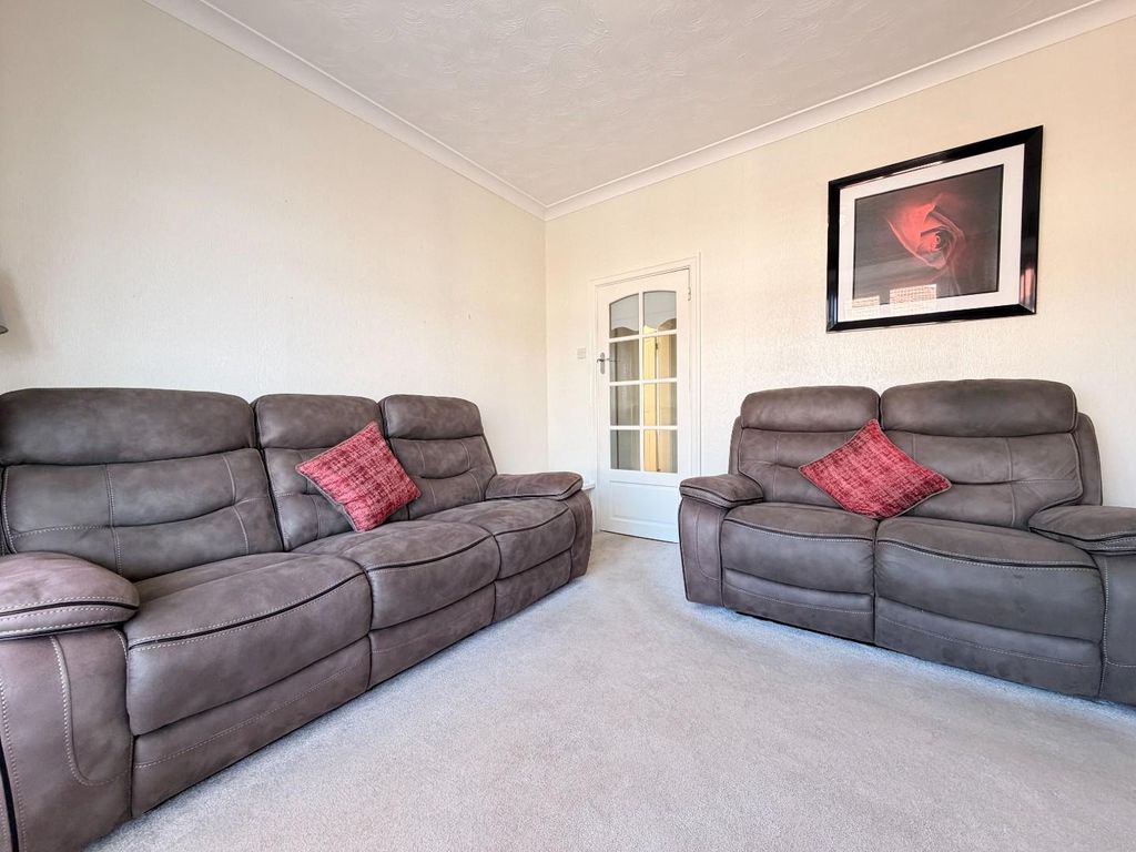 Property photo 3 of 25 Lounge