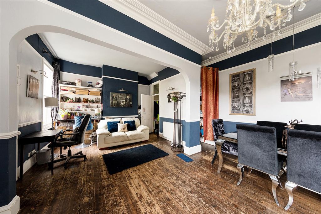 Property photo 3 of 30 St. Albans Crescent, Ig8