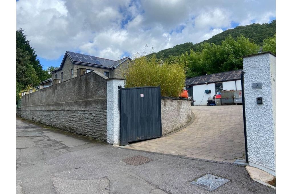 Property photo 3 of 18