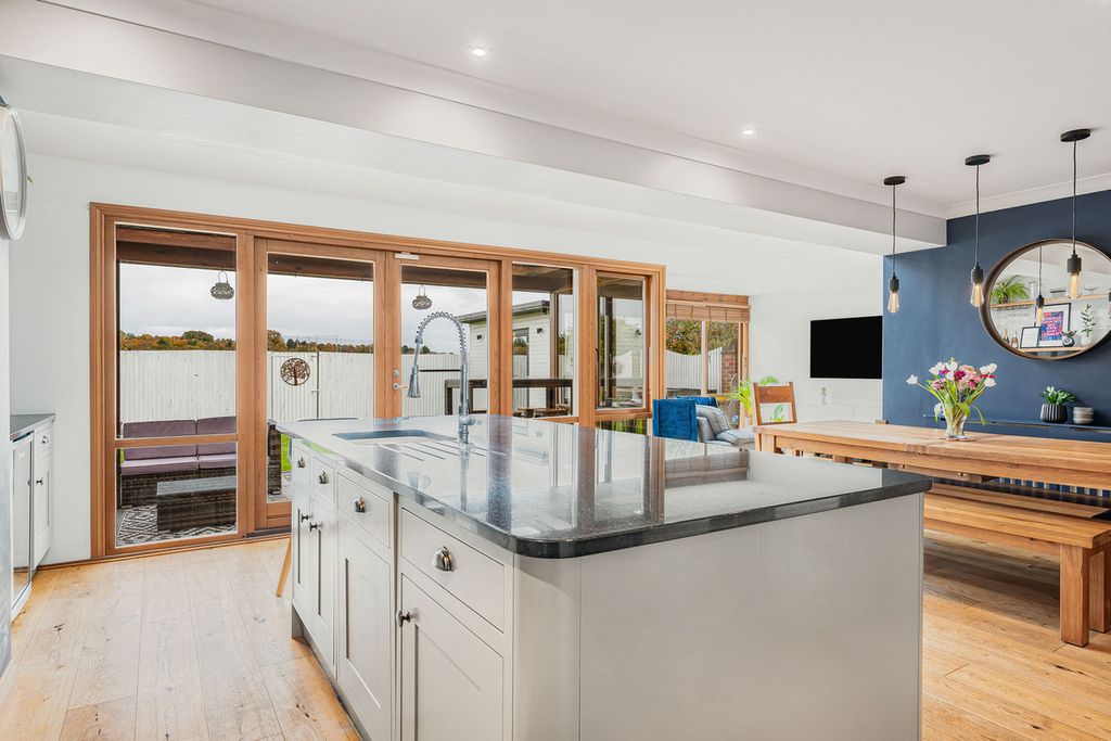 Property photo 2 of 27