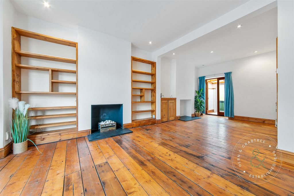 Property photo 2 of 33 Kings-Road-17.Jpg