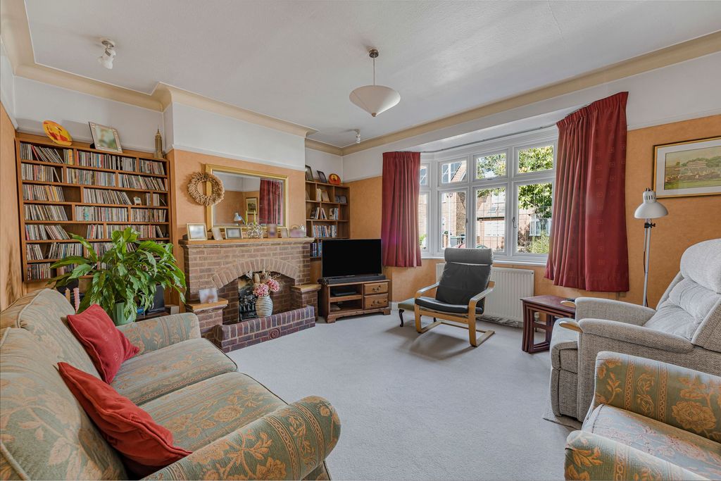 Property photo 2 of 19 Lounge