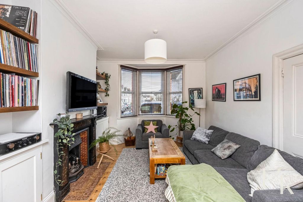 Property photo 2 of 21 Tamworth Road-016.Jpg