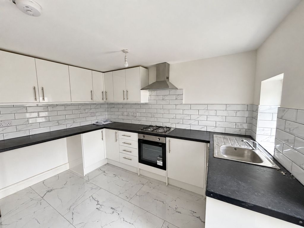 Property photo 2 of 18 150 Windsor Road Ig1 1He