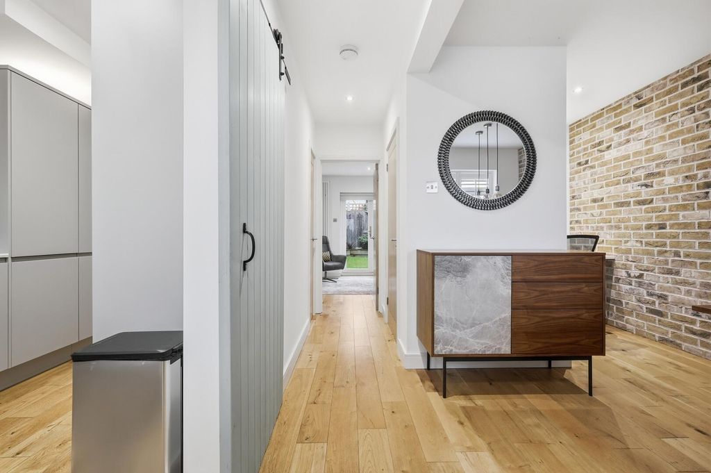 Property photo 2 of 25 Hallway