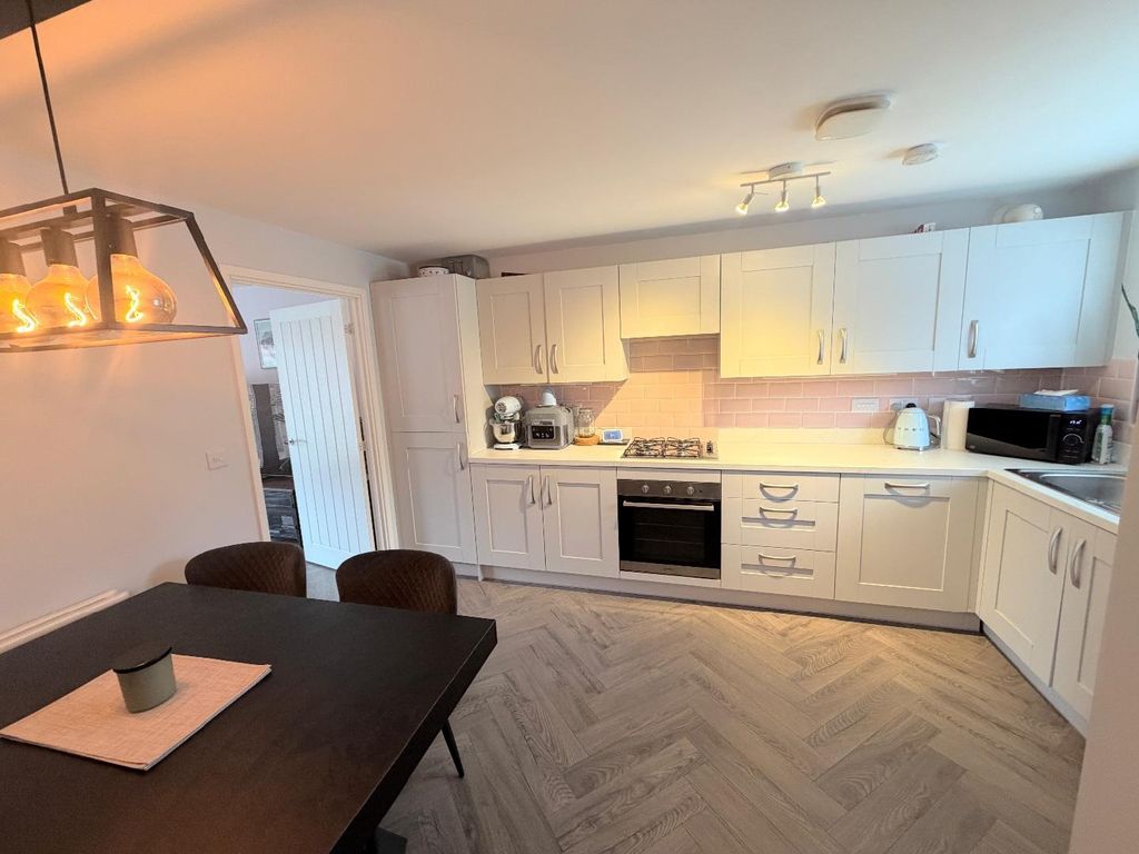 Property photo 3 of 10 Dining Kitchen