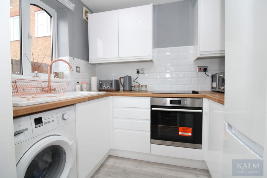 Property photo 2 of 10 Kitchen