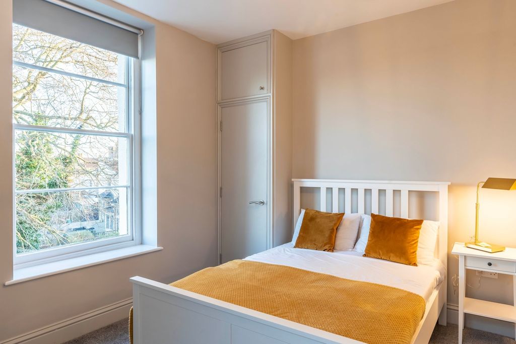 Property photo 2 of 12 Bright, Modern Bedroom With Large Sash Window...