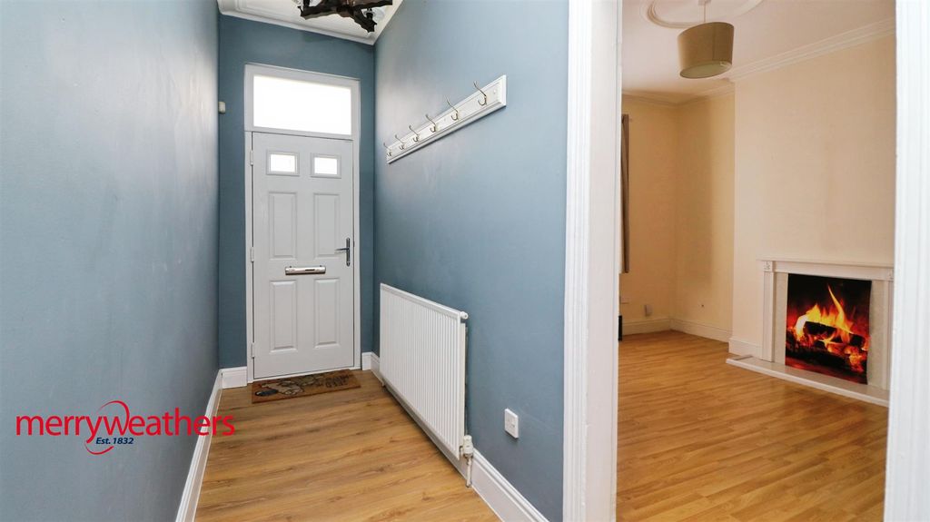 Property photo 3 of 7 Entrance Hallway