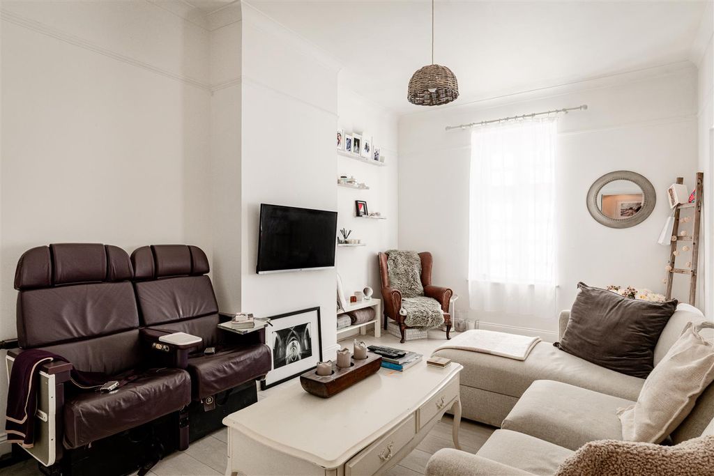 Property photo 2 of 11 6 Chaplefields-1.Jpg