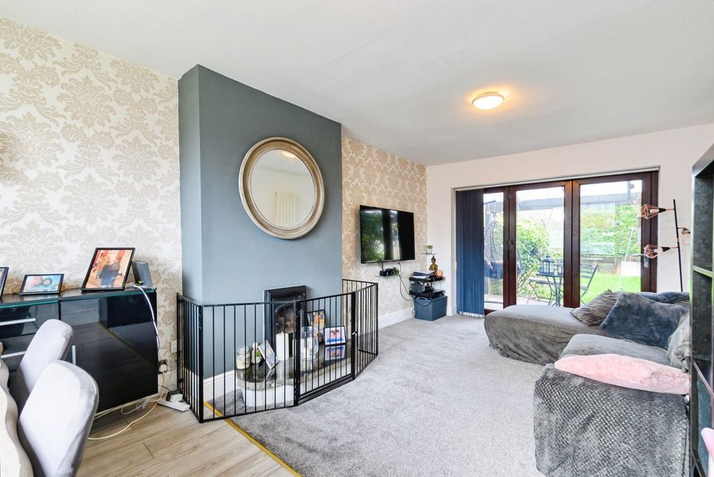 Property photo 2 of 19 Lounge