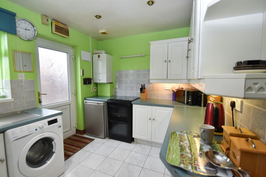 Property photo 3 of 17 Kitchen
