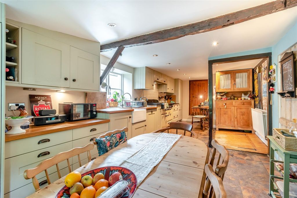 Property photo 3 of 24 8654185-Interior03.Jpg