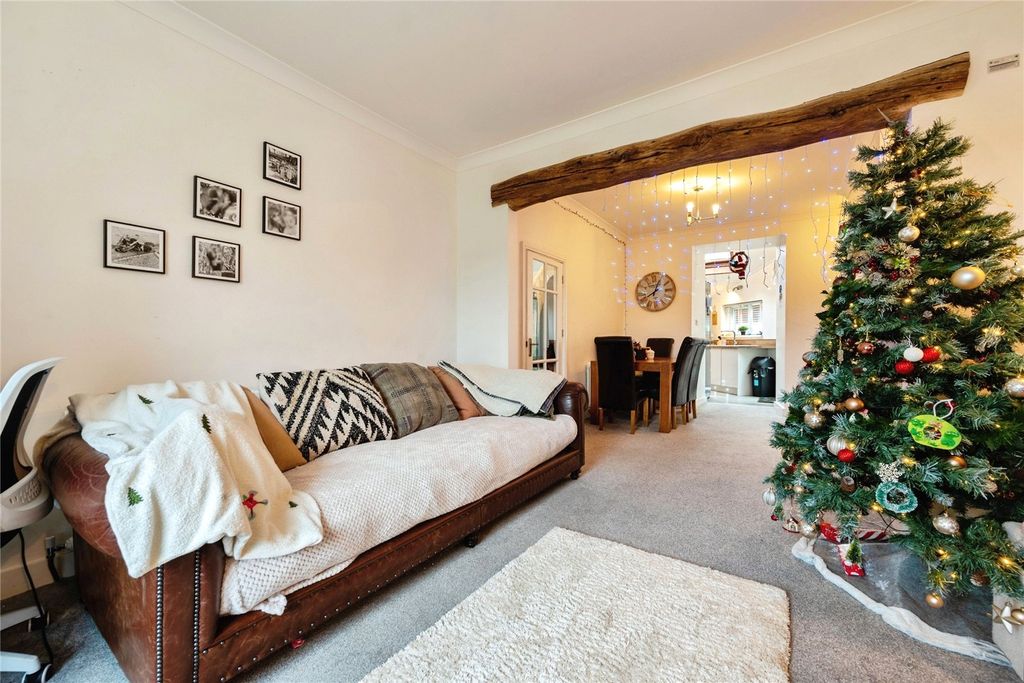 Property photo 3 of 8 Lounge