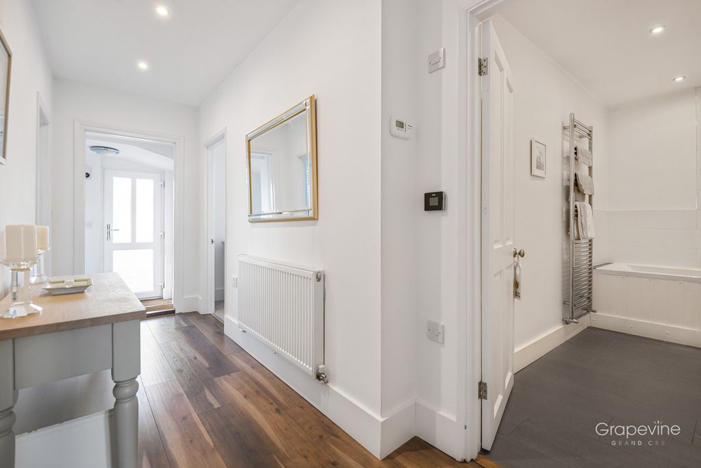 Property photo 3 of 33