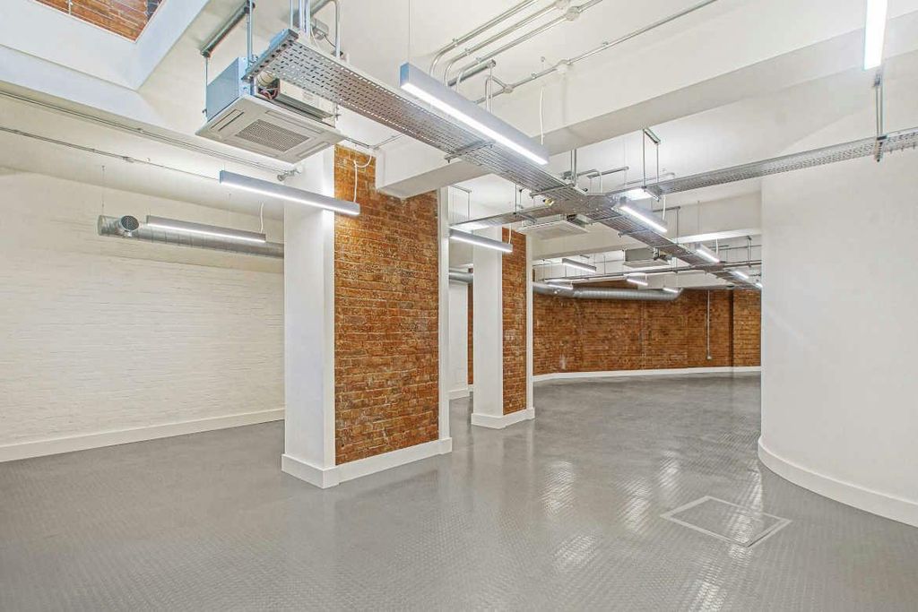Property photo 3 of 6 1 Interior  LG.Jpg