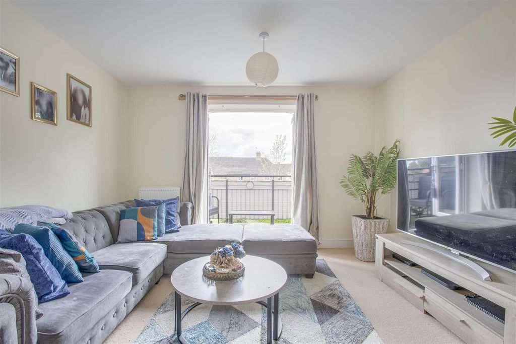 Property photo 3 of 16 Lounge