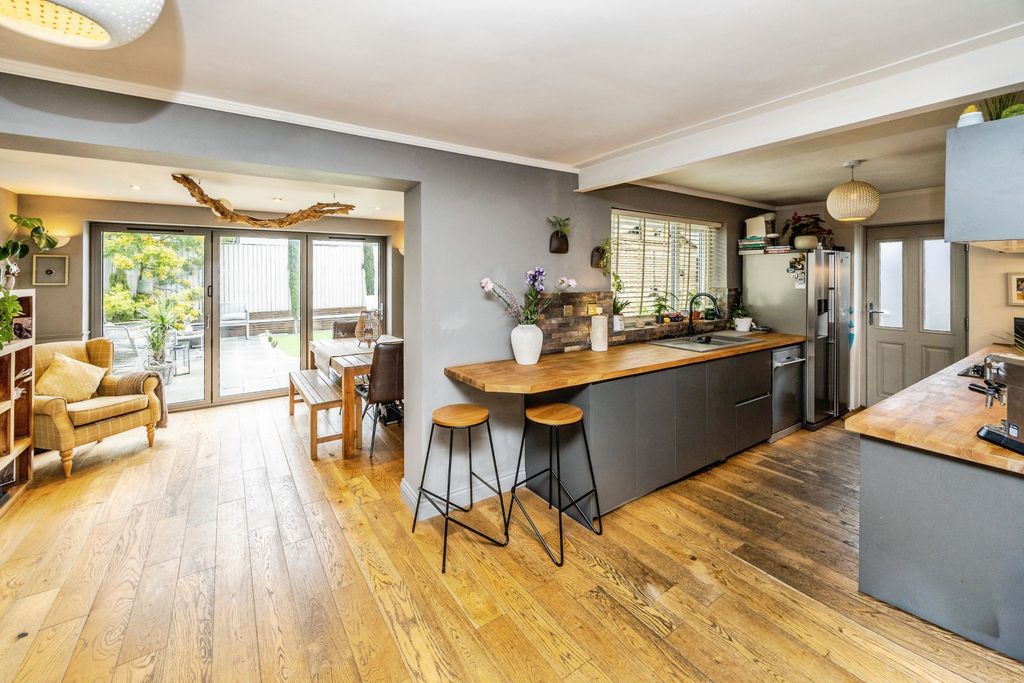 Property photo 1 of 20 Family Kitchen
