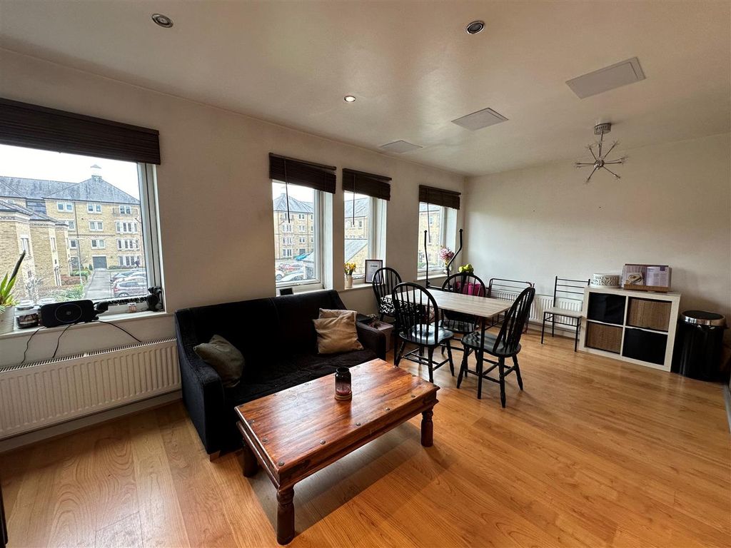 Property photo 3 of 8 Lounge.Jpg