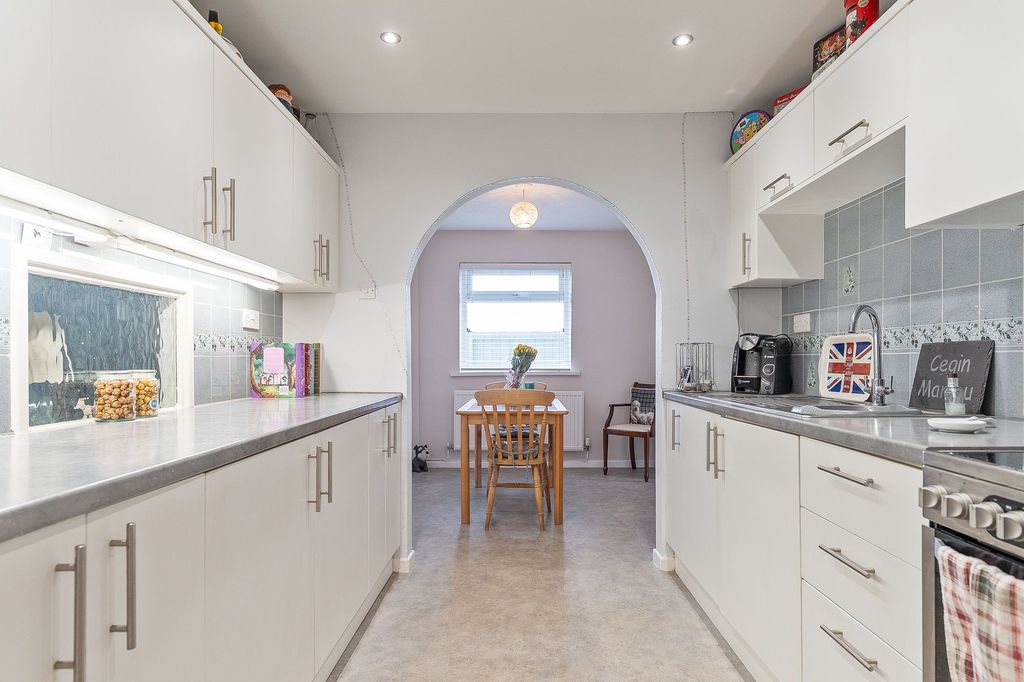 Property photo 3 of 27