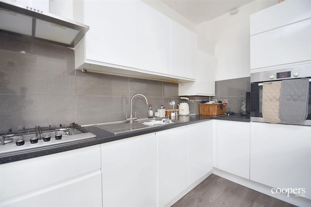 Property photo 2 of 6 Kitchen