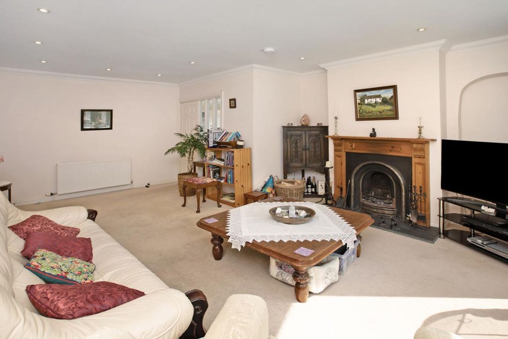 Property photo 3 of 18