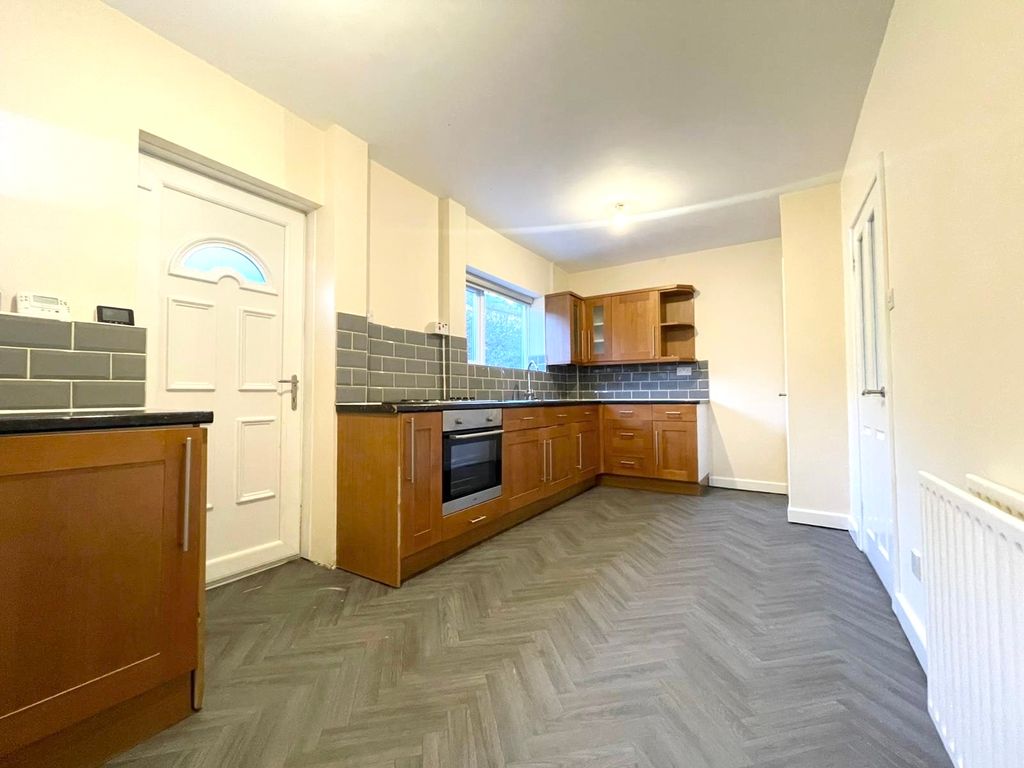 Property photo 3 of 12 Kitchen