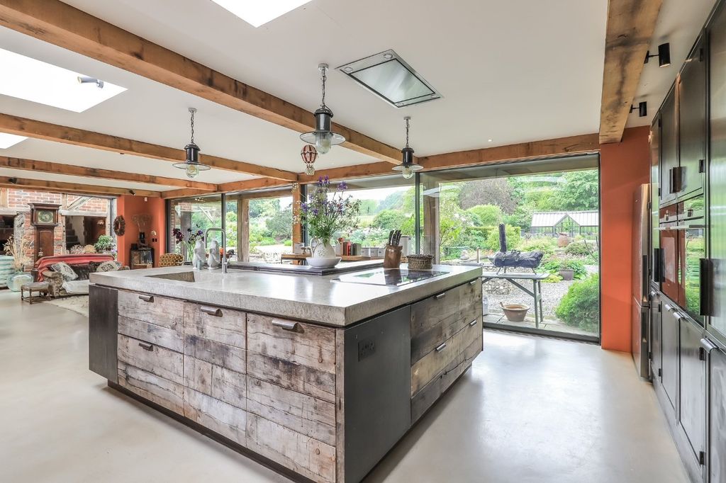 Property photo 3 of 18 Kitchen