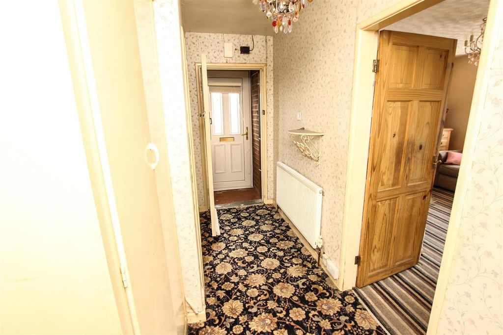 Property photo 2 of 12 Entrance Hall