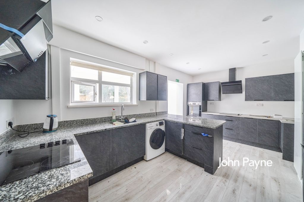 Property photo 3 of 10 Kitchen