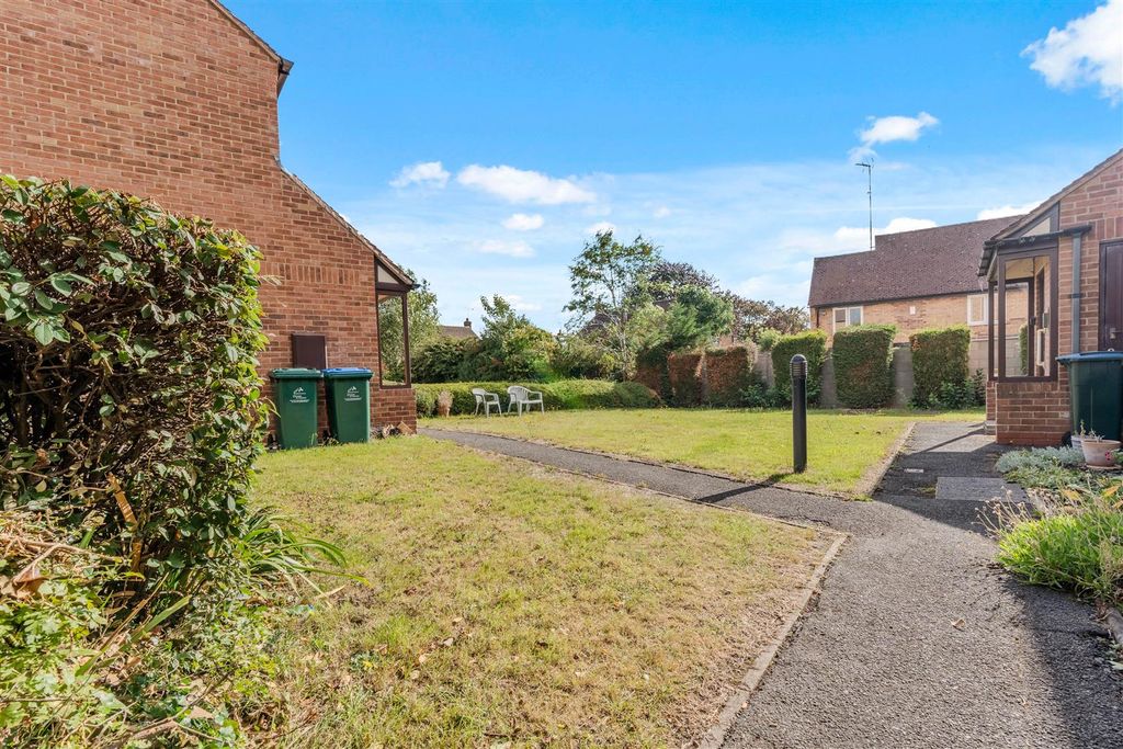 Property photo 3 of 16 Communal Garden