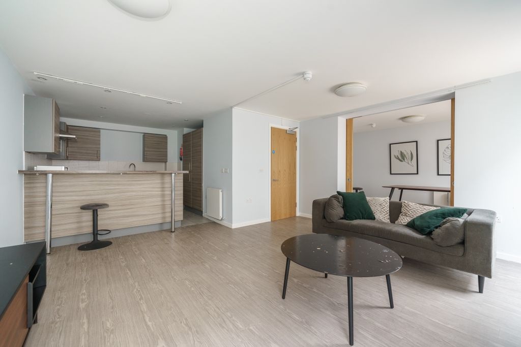 Property photo 1 of 17 3_6_Lakeside_Way_...