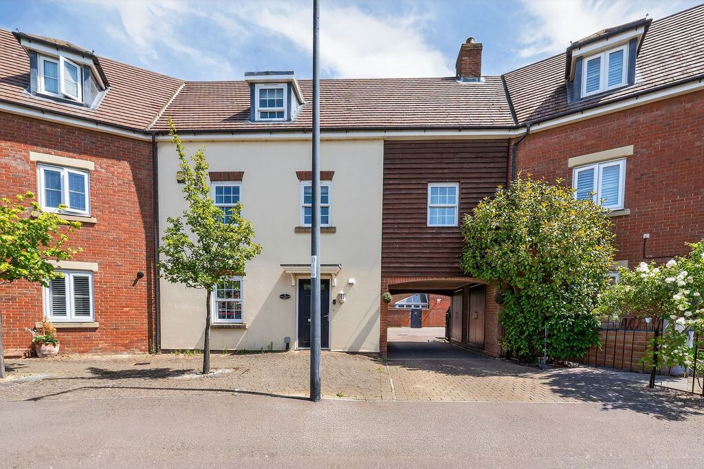 Property photo 1 of 32